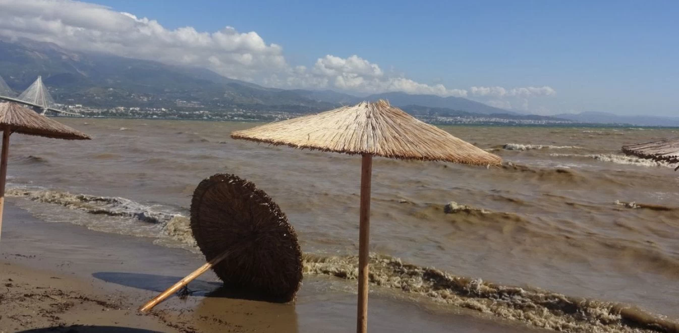 Τα τιρκουάζ νερά έγιναν βούρκος στη Ναύπακτο – Σε απόγνωση οι ξενοδόχοι (βίντεο)
